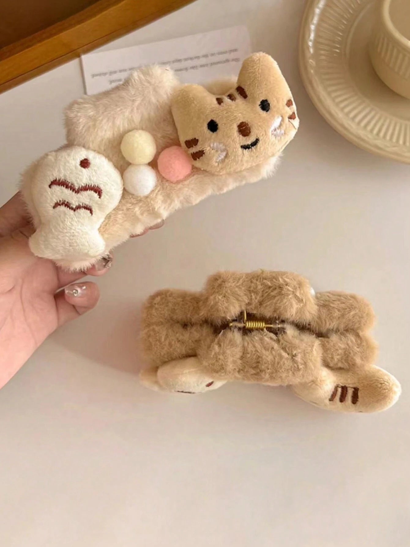 1 pieza Accesorio de pelo tipo pinza con gato de dibujos animados lindo y pez pequeño esponjoso, accesorios de pelo para mujer de otoño/invierno