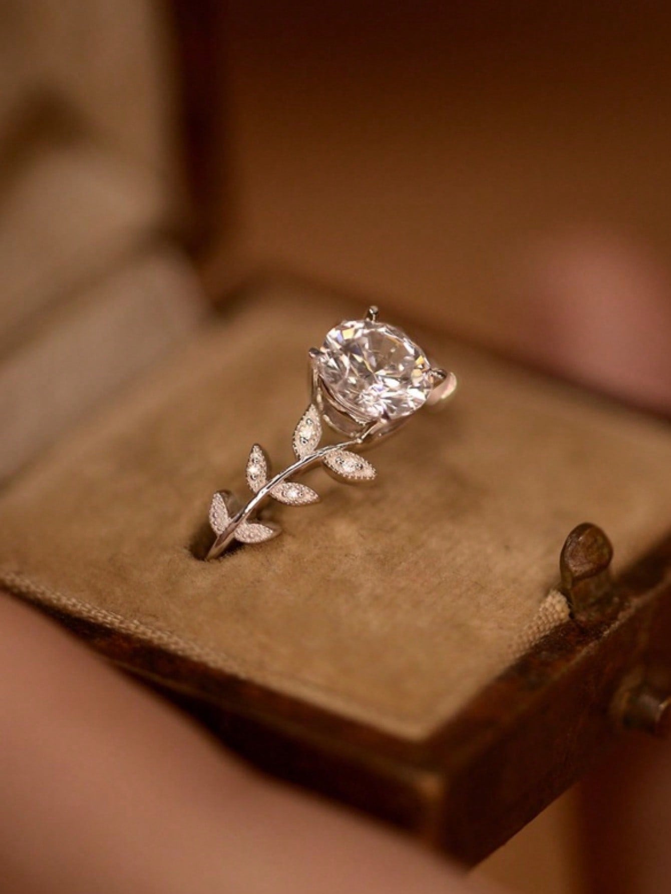1 pieza Anillo de hoja con circonita cúbica de lujo, elegante joya de compromiso y boda para mujer, regalo para fiestas