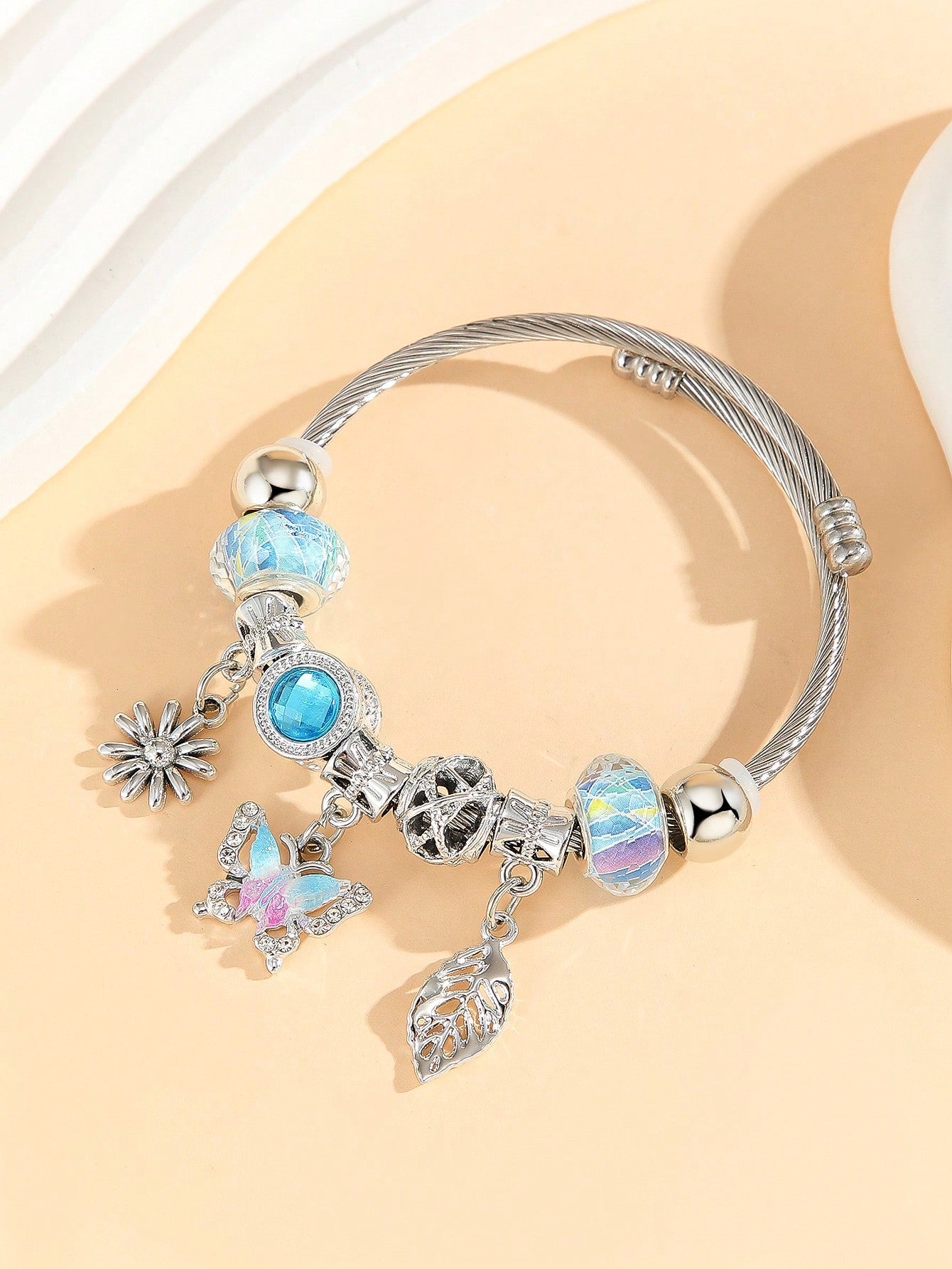 1 pieza Brazalete/pulsera de acero inoxidable con encantos de mariposa, hojas y flores con diamantes de imitación, para decoración diaria de niñas/mujeres