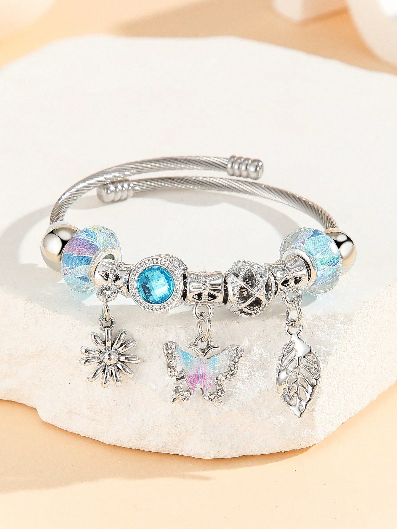 1 pieza Brazalete/pulsera de acero inoxidable con encantos de mariposa, hojas y flores con diamantes de imitación, para decoración diaria de niñas/mujeres