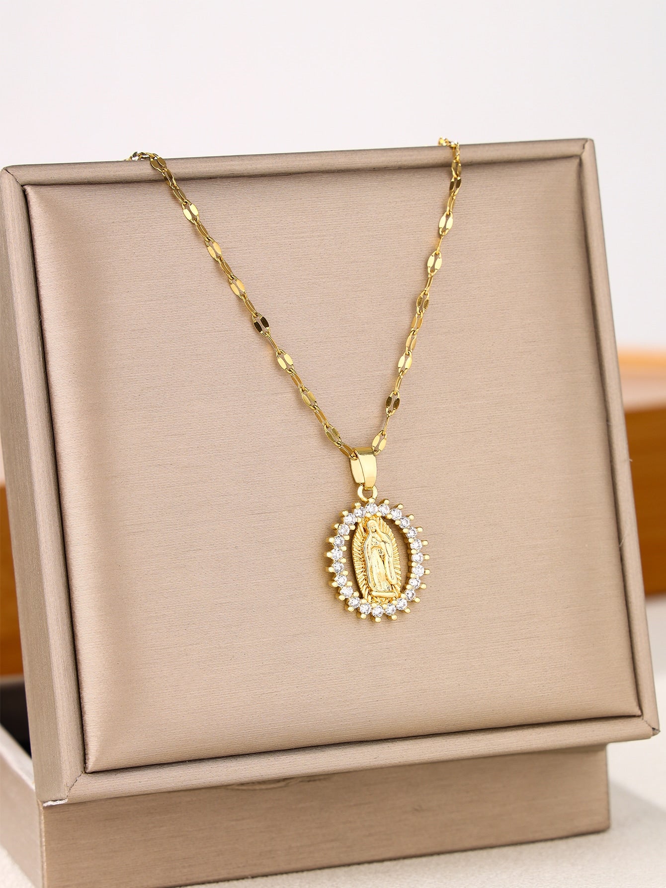 1 pieza Collar de acero inoxidable creativo & personalizado moda oval en forma de micro incrustado zirconia cúbica colgante para mujeres , adecuado para boda , fiesta con uso diario