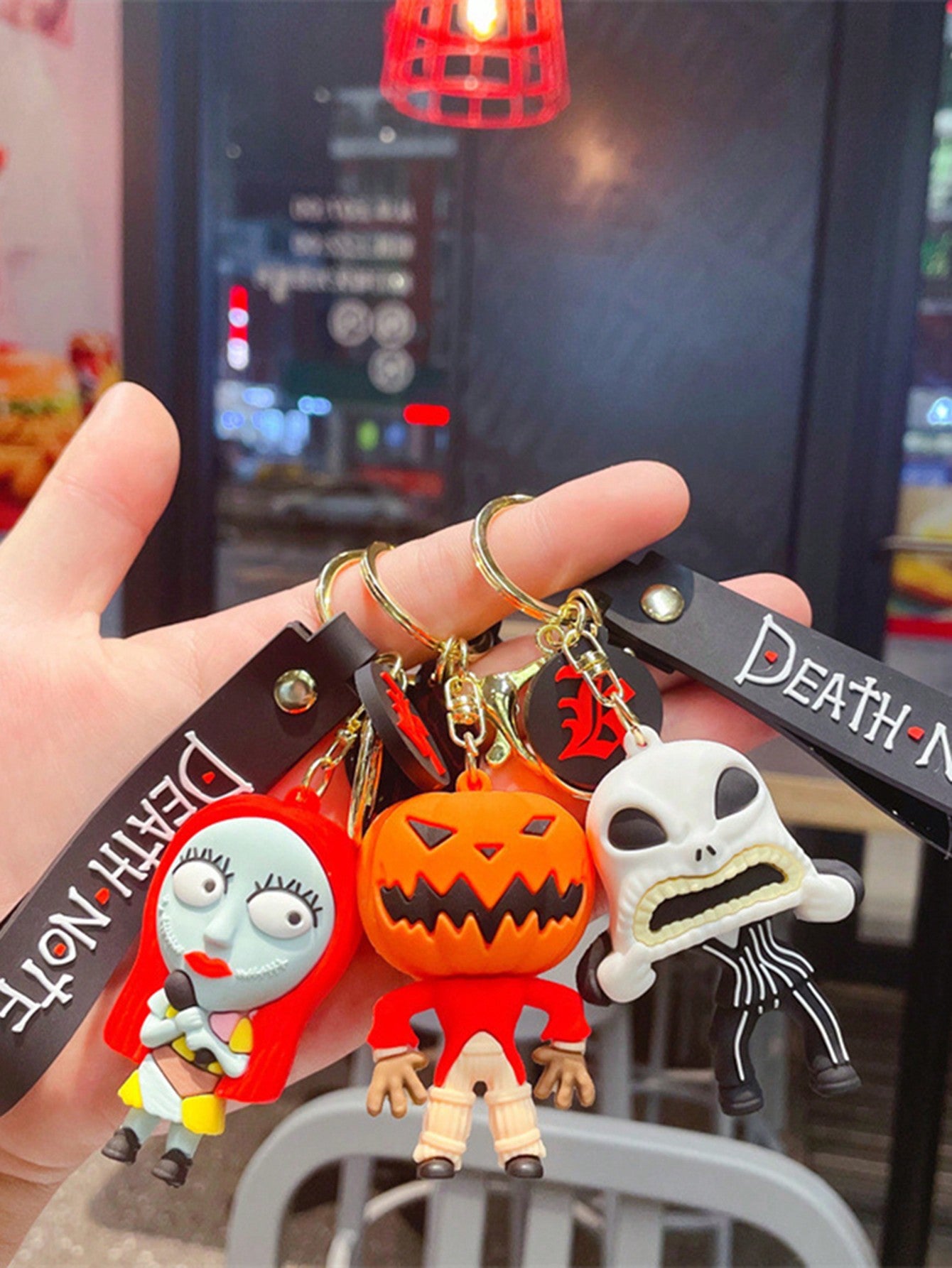 1 pieza Encantador Llavero de Pesadilla Antes de Navidad - Diseño adorable de la pareja Jack y Sally, elegante colgante de bolso, llavero de arte de animación coleccionable de Halloween