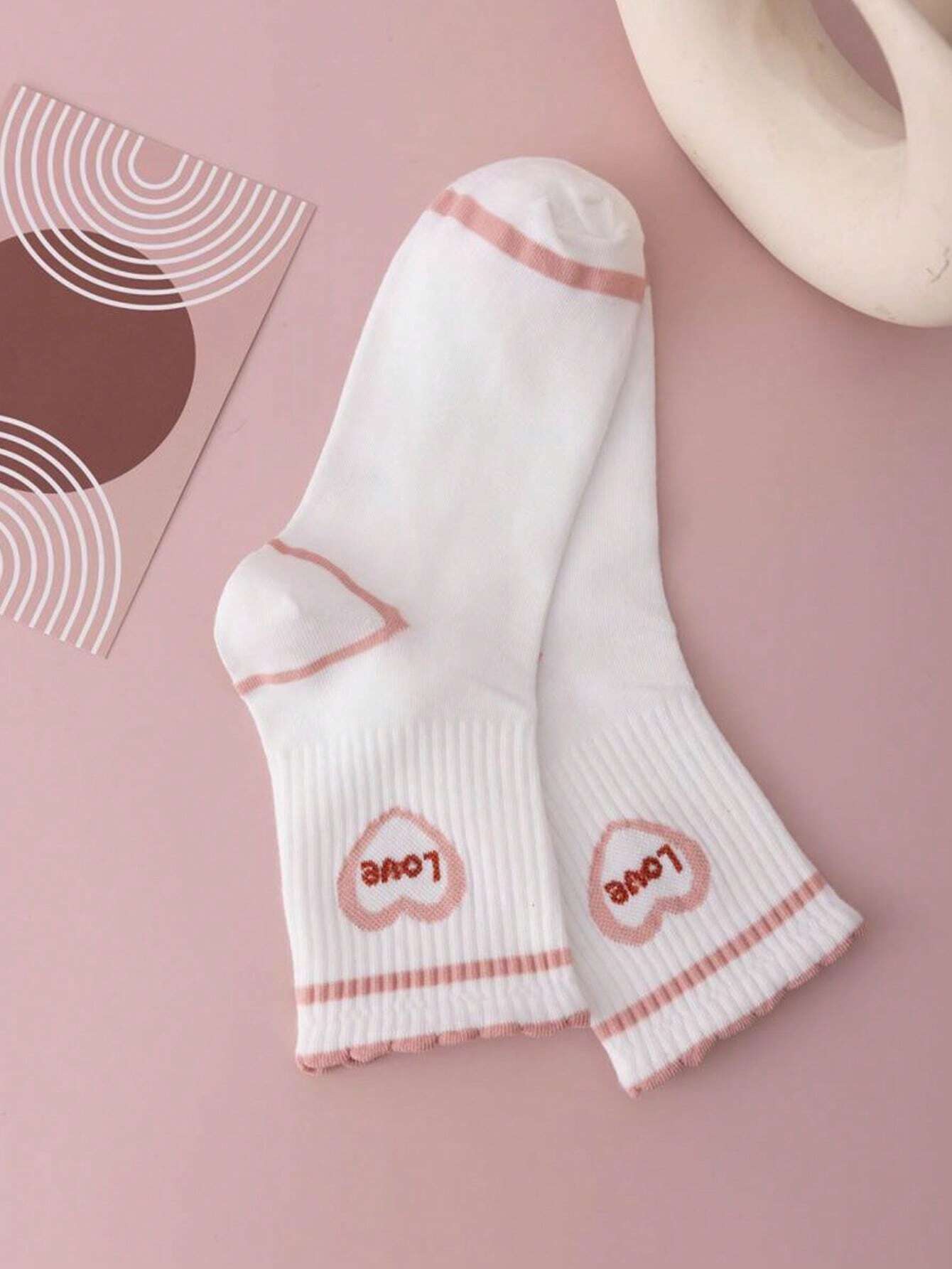2 pares de calcetines blancos para mujer con bordes rosas y diseño de corazón, de moda y cómodos para uso diario