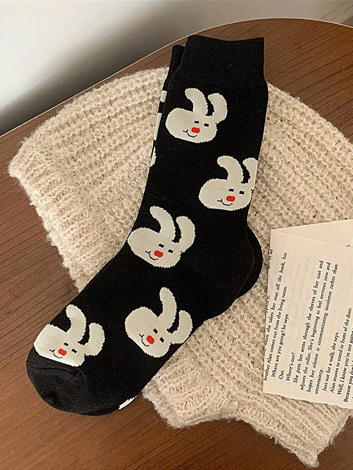 2 pares de calcetines hasta la pantorrilla de uso diario, suaves y cómodos, con diseño de conejo negro de moda y versátiles para mujer