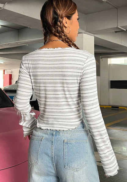 SHEIN EZwear Camiseta crop de rayas de cuello notch ribete en forma de lechuga