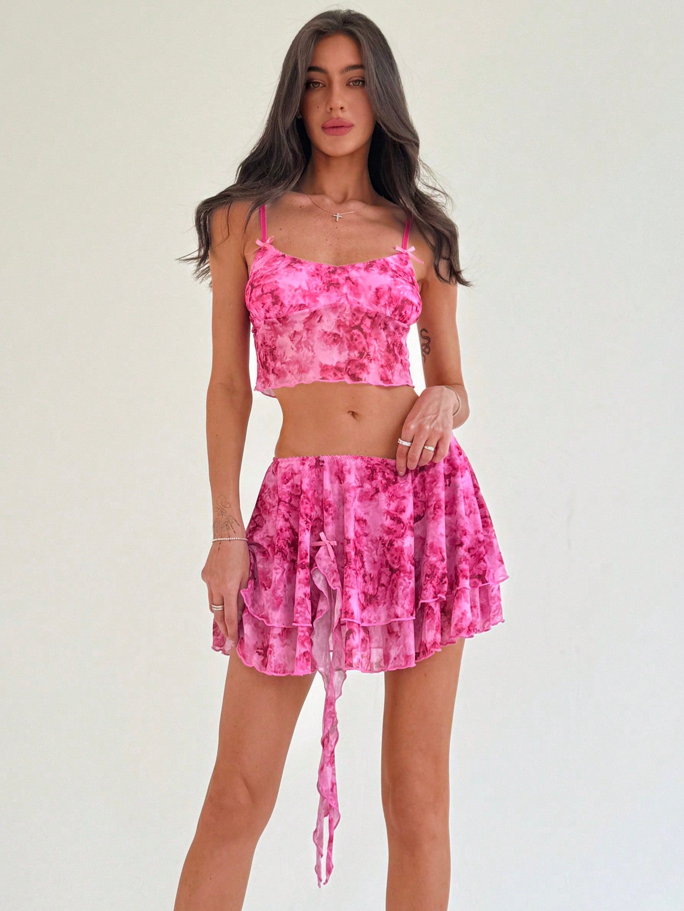 SHEIN Aloruh Top de tirantes espagueti y minifalda de baja cintura de diseño de empate añejo y flecos, atuendo romántico para las calles
