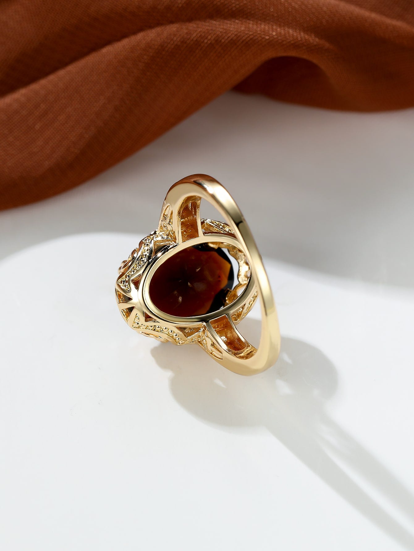 Anillo oval con diseño de gema