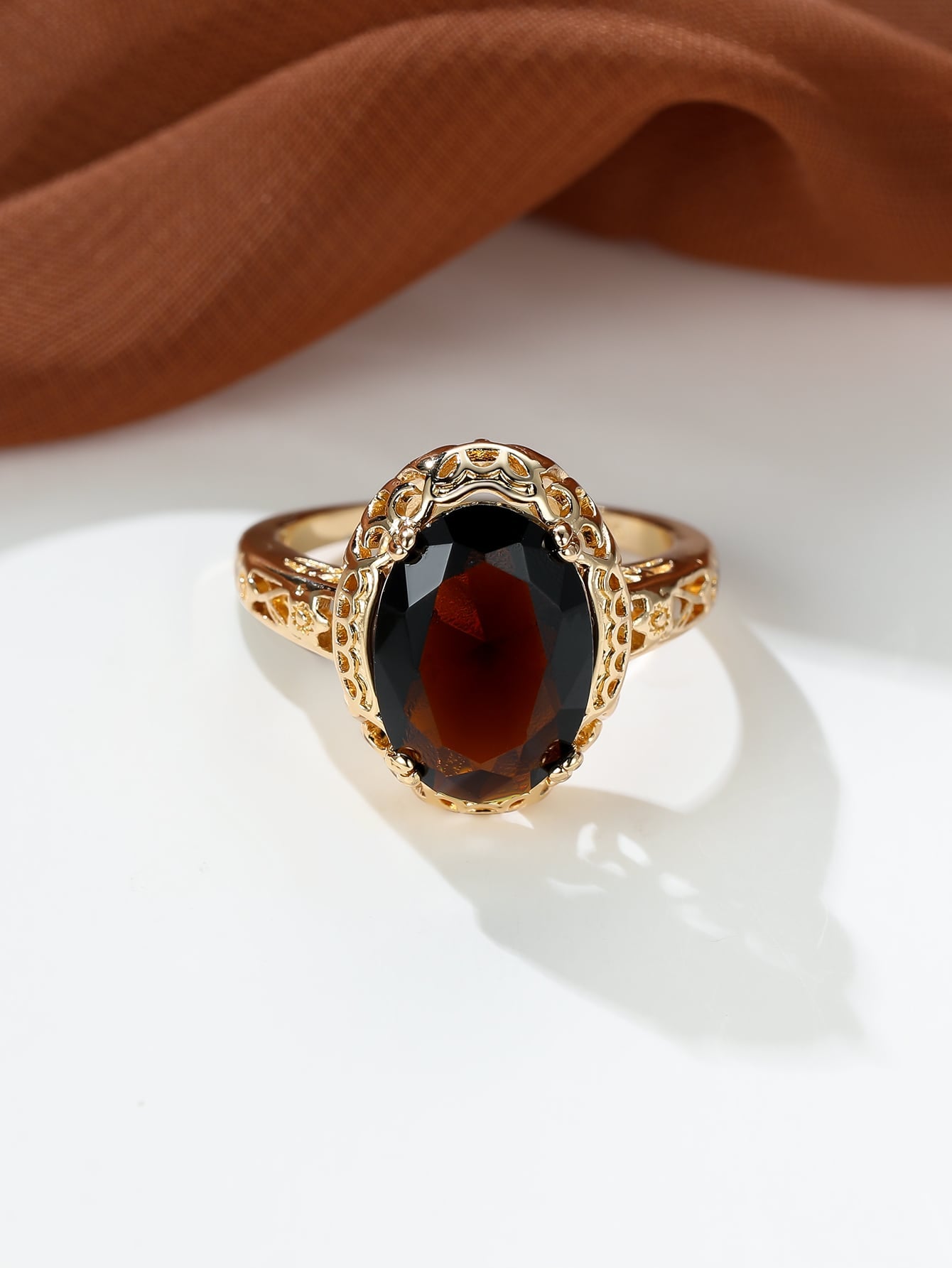 Anillo oval con diseño de gema