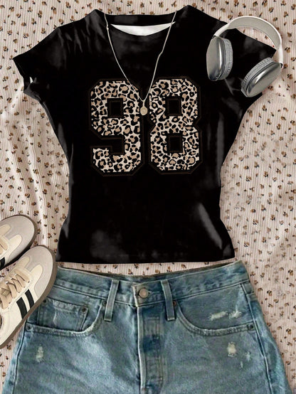 Attitoon Camiseta de mujer de cuello redondo de manga corta y ajuste ceñido con estampado numérico 95 de estampado de leopardo, adecuada para verano, aeropuerto, ropa urbana, Y2K, vuelta al colegio