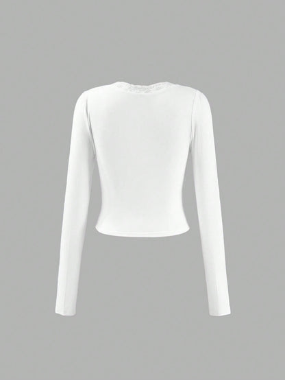 Blusa ajustada de manga larga con cuello en V profundo y adorno de encaje, de tela suave y elástica, para mujer, en color blanco, ideal para uso casual, citas, fiestas, San Valentín, Año Nuevo