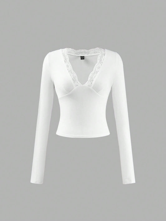 Blusa ajustada de manga larga con cuello en V profundo y adorno de encaje, de tela suave y elástica, para mujer, en color blanco, ideal para uso casual, citas, fiestas, San Valentín, Año Nuevo
