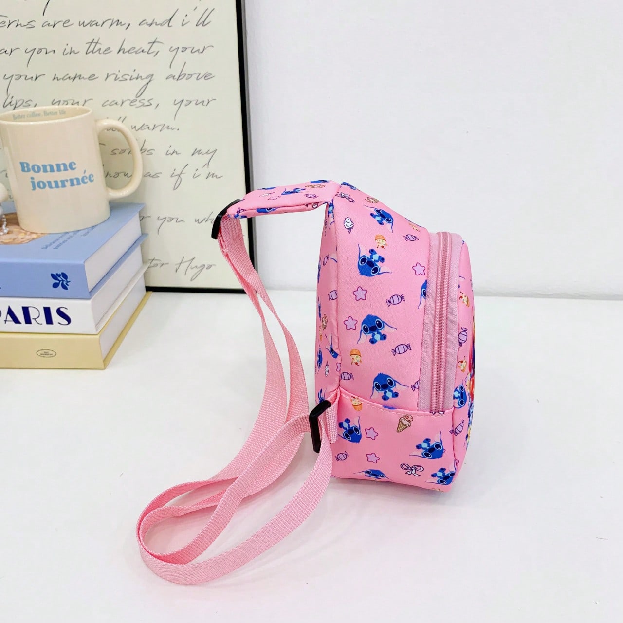 Bolso bandolera con estampado oficial de Stitch de Disney - Rosa brillante, imprescindible para fans de Disney - Bolso de hombro compacto y multifuncional, bolsillo con cremallera delantero, manos libres, compañero de vi