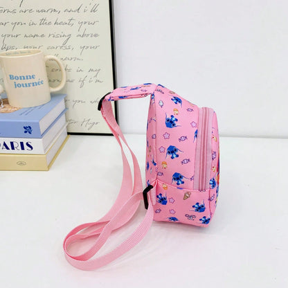 Bolso bandolera con estampado oficial de Stitch de Disney - Rosa brillante, imprescindible para fans de Disney - Bolso de hombro compacto y multifuncional, bolsillo con cremallera delantero, manos libres, compañero de vi