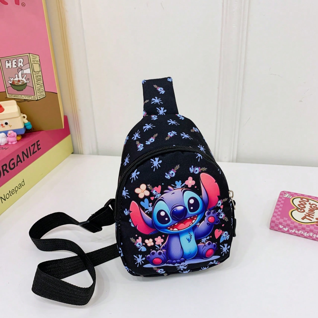 Bolso bandolera con estampado oficial de Stitch de Disney - Rosa brillante, imprescindible para fans de Disney - Bolso de hombro compacto y multifuncional, bolsillo con cremallera delantero, manos libres, compañero de vi