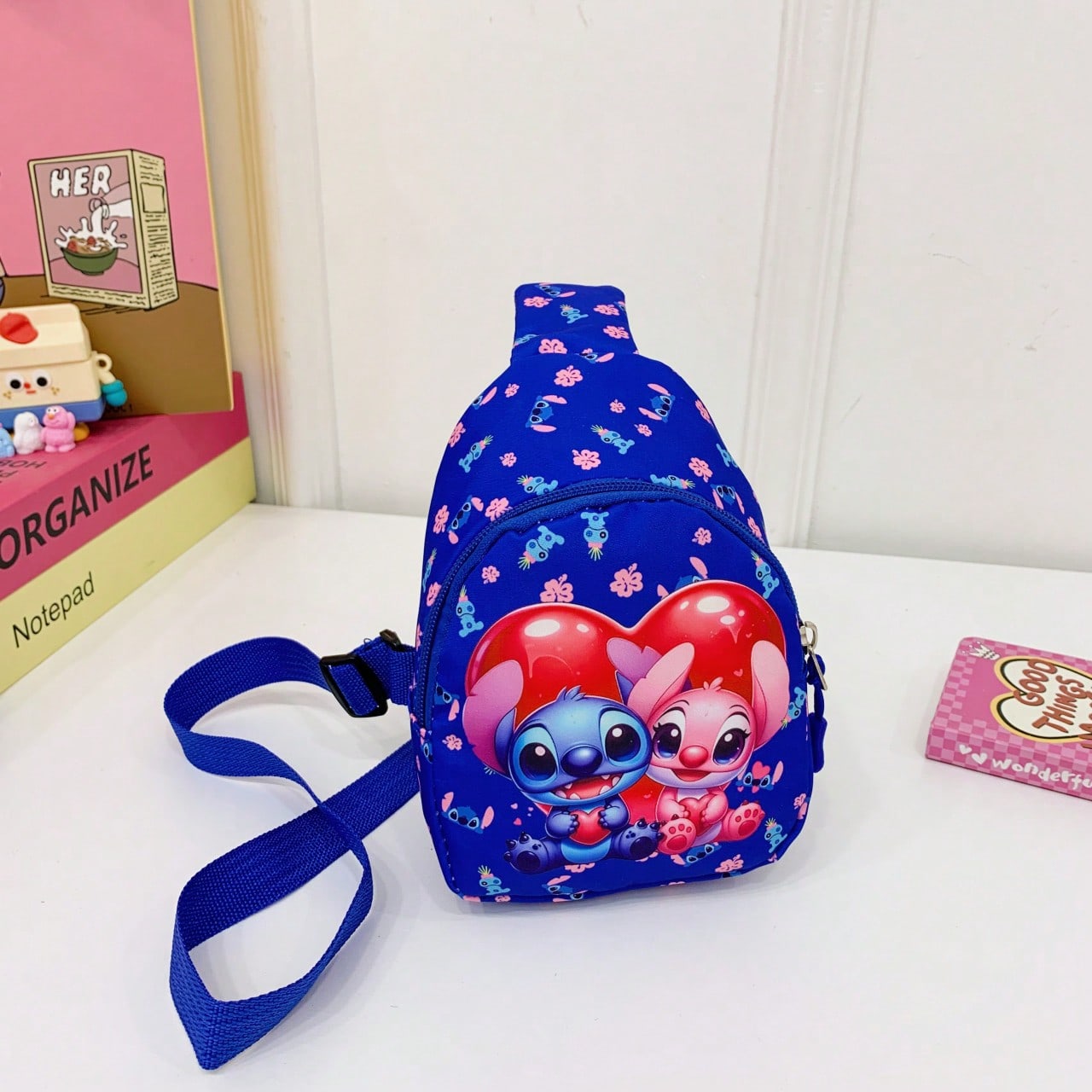 Bolso bandolera con estampado oficial de Stitch de Disney - Rosa brillante, imprescindible para fans de Disney - Bolso de hombro compacto y multifuncional, bolsillo con cremallera delantero, manos libres, compañero de vi