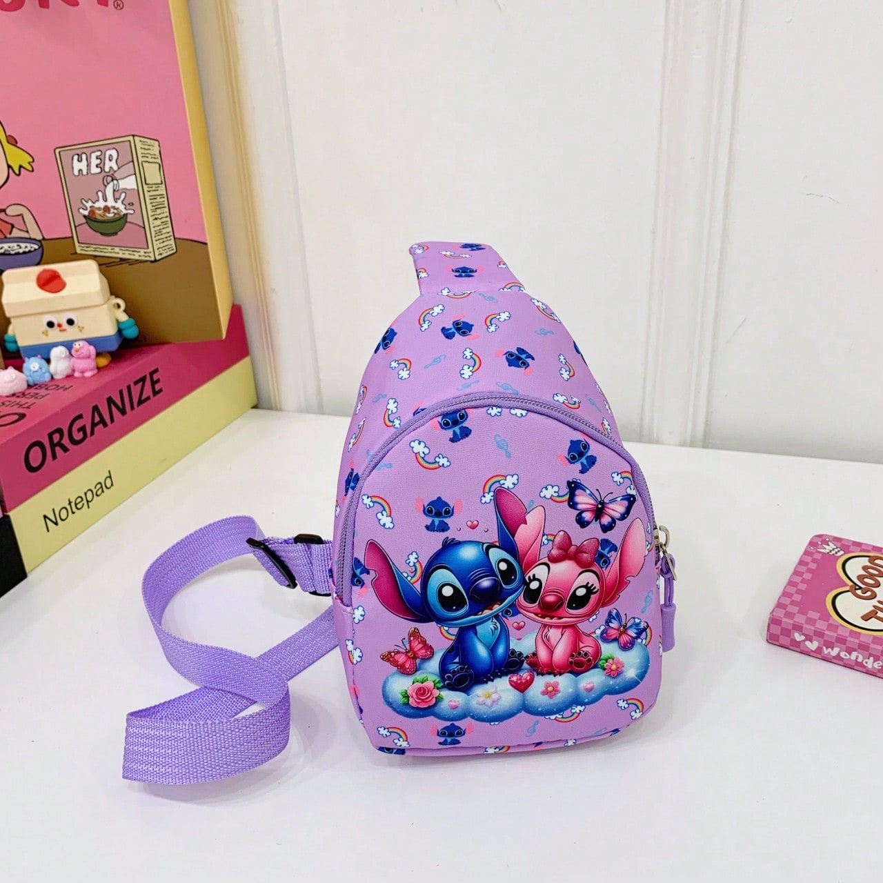 Bolso bandolera con estampado oficial de Stitch de Disney - Rosa brillante, imprescindible para fans de Disney - Bolso de hombro compacto y multifuncional, bolsillo con cremallera delantero, manos libres, compañero de vi
