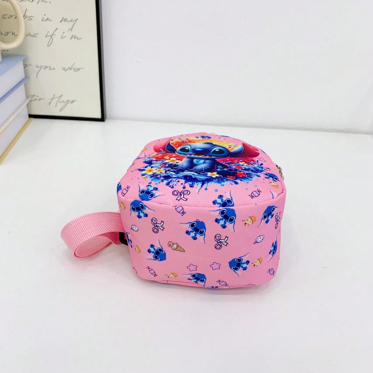 Bolso bandolera con estampado oficial de Stitch de Disney - Rosa brillante, imprescindible para fans de Disney - Bolso de hombro compacto y multifuncional, bolsillo con cremallera delantero, manos libres, compañero de vi