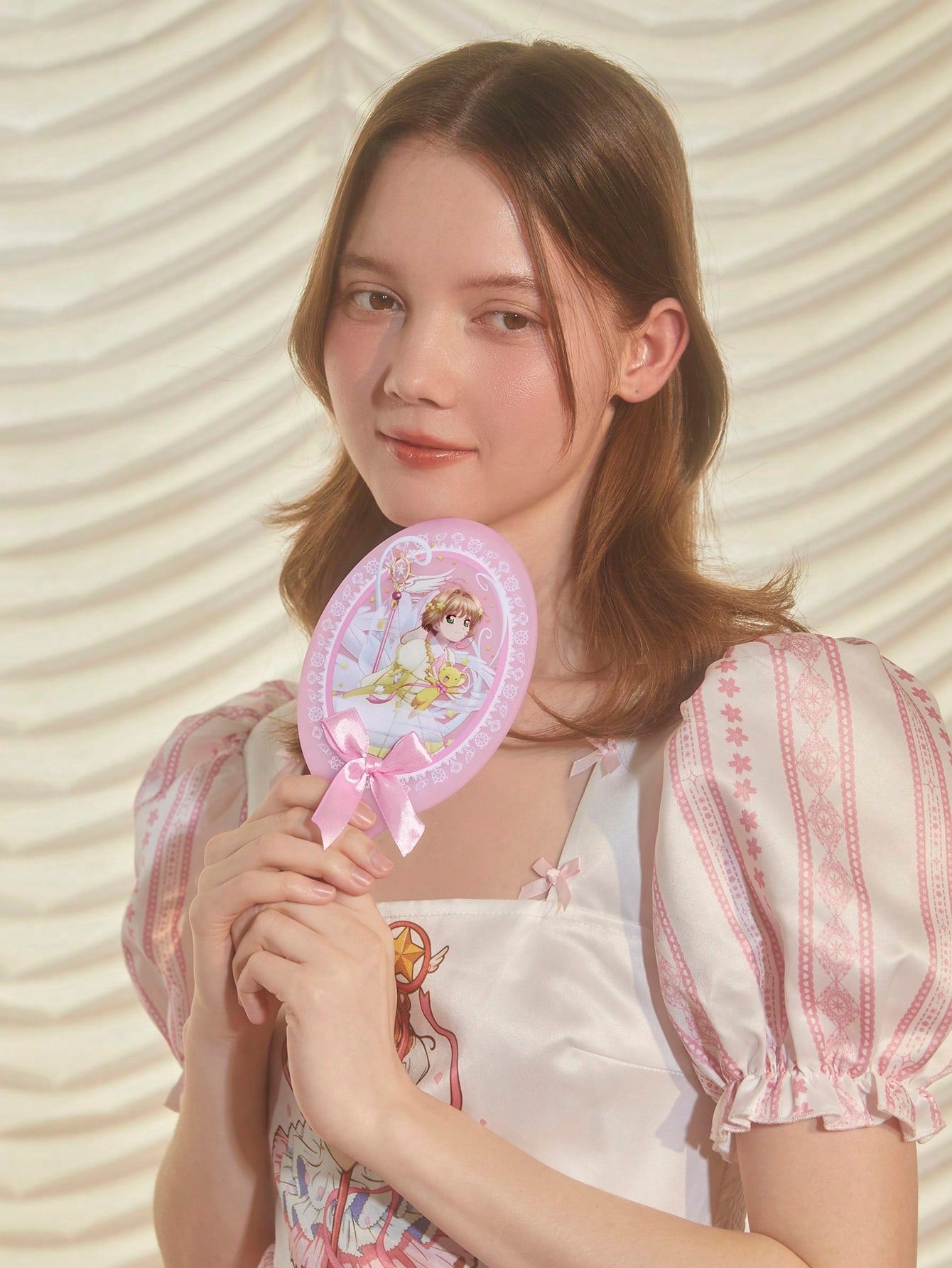 CARDCAPTOR SAKURA | SHEIN Espejo De Mano Rosa Con Decoracion De Moño Y Personaje De Anime Impreso