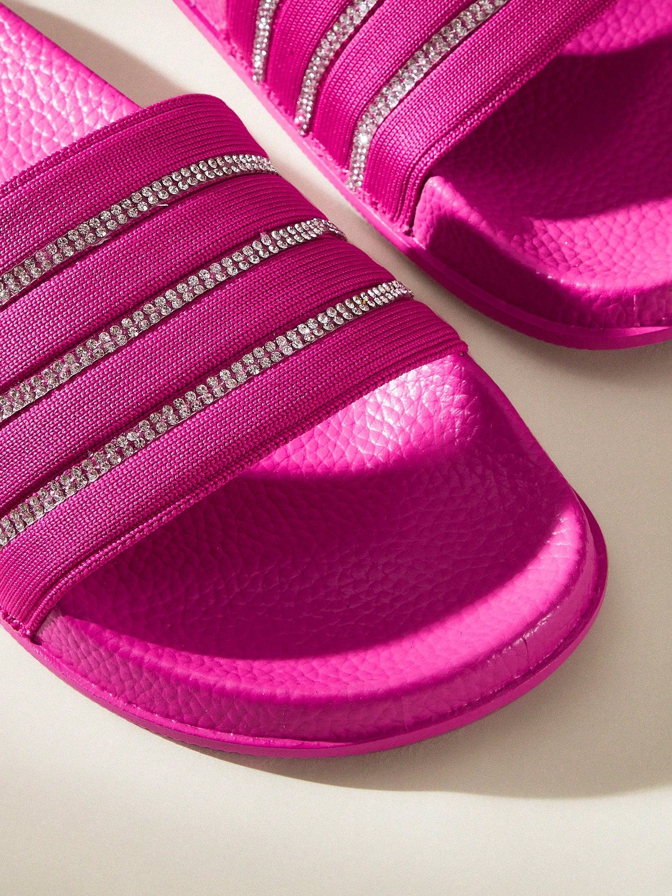 CUCCOO EASI Sandalias planas de color liso con decoración de cristal, moda de verano