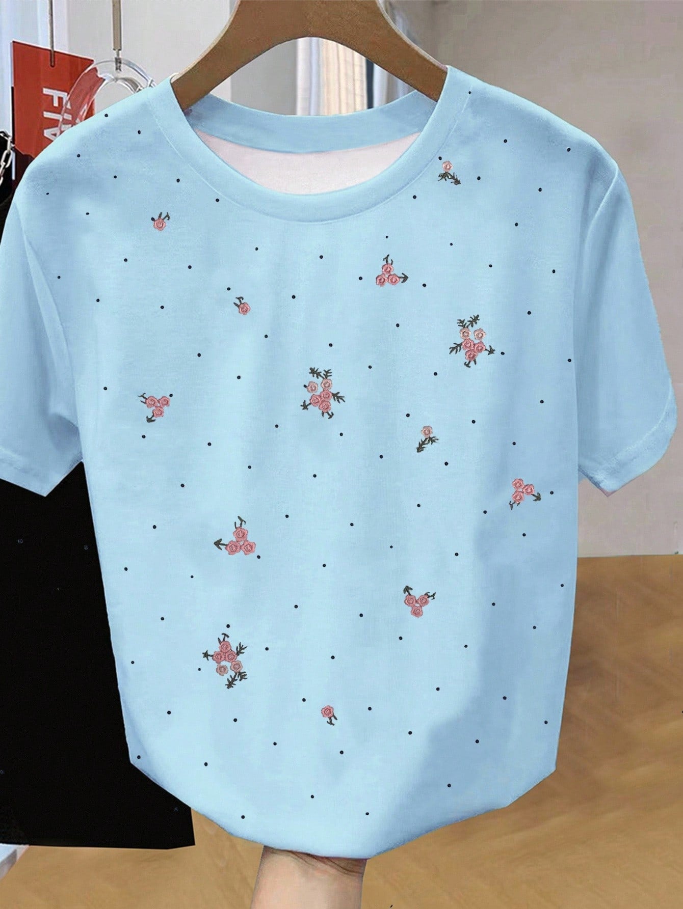 Camiseta de manga corta casual para mujeres con cuello redondo y bordado floral