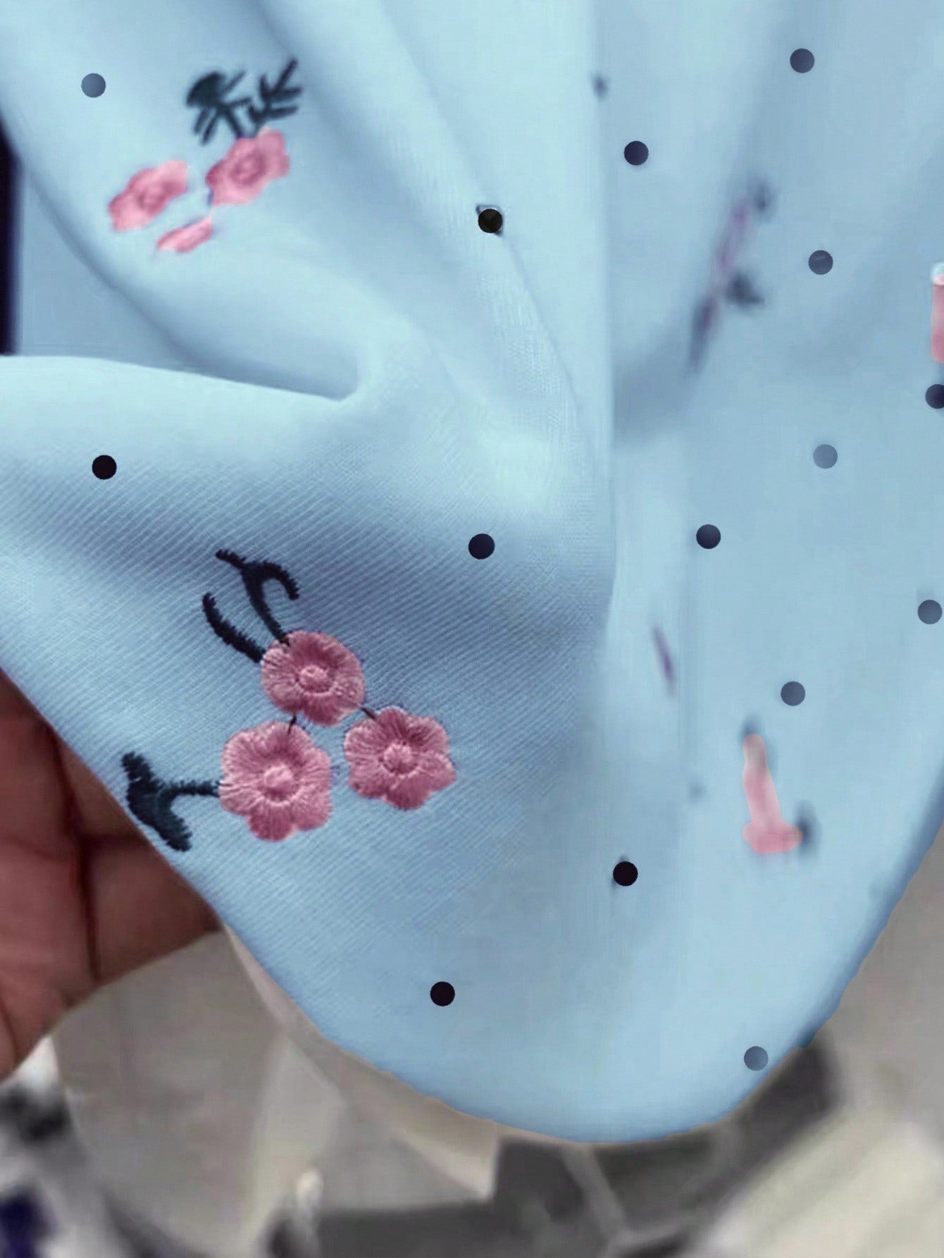 Camiseta de manga corta casual para mujeres con cuello redondo y bordado floral