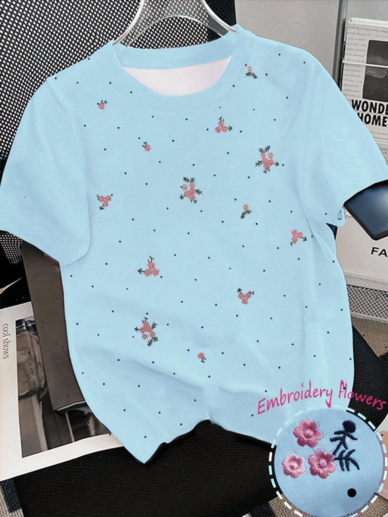 Camiseta de manga corta casual para mujeres con cuello redondo y bordado floral