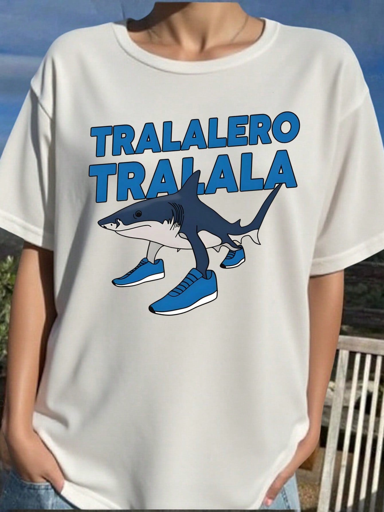 Camiseta de mujer con estampado divertido de tiburón y letras, diseño con tema oceánico, cómoda camisa casual de cuello redondo y manga corta para primavera/verano