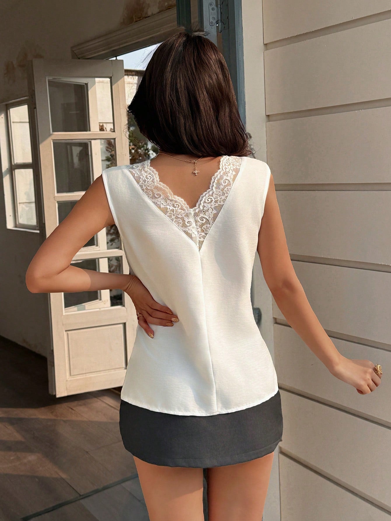Camiseta sin mangas de mujer con cuello en V blanco clásico, con parches de encaje, de longitud regular, elegante y versátil