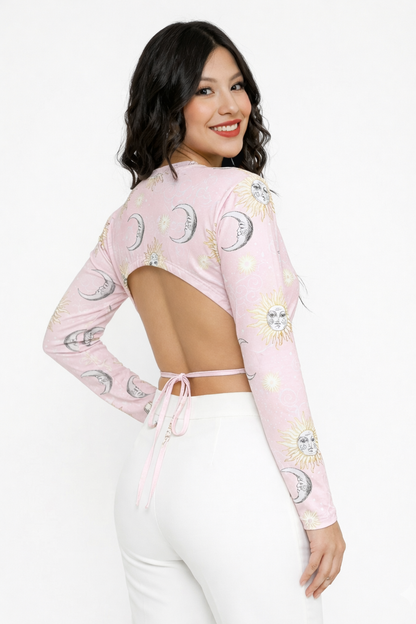 Elegante Crop Top de Manga Larga con Estampado Místico de Soles y Lunas, Espalda Abierta con Delicado Amarre y Detalle de Drapeado Frontal para un Estilo Aesthetic Único.