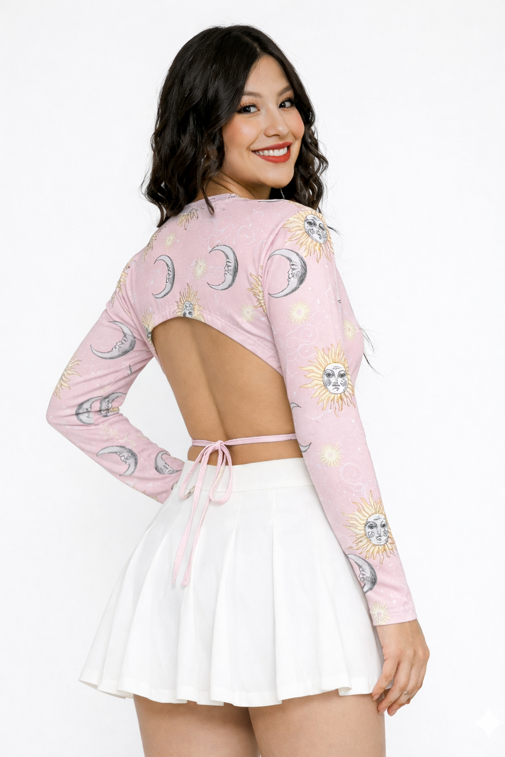 Elegante Crop Top de Manga Larga con Estampado Místico de Soles y Lunas, Espalda Abierta con Delicado Amarre y Detalle de Drapeado Frontal para un Estilo Aesthetic Único.