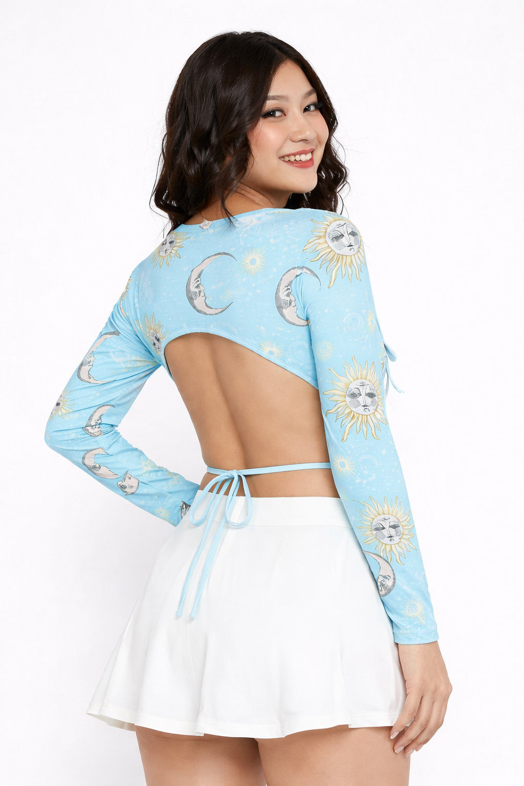 Elegante Crop Top de Manga Larga con Estampado Místico de Soles y Lunas, Espalda Abierta con Delicado Amarre y Detalle de Drapeado Frontal para un Estilo Aesthetic Único.