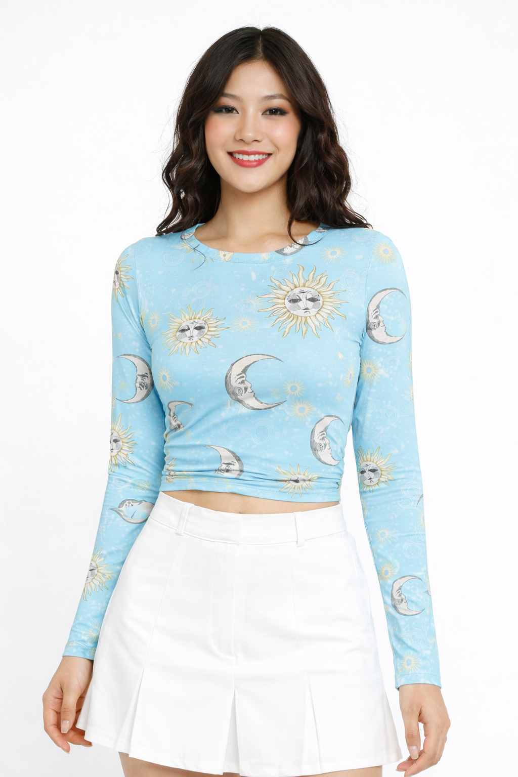Elegante Crop Top de Manga Larga con Estampado Místico de Soles y Lunas, Espalda Abierta con Delicado Amarre y Detalle de Drapeado Frontal para un Estilo Aesthetic Único.