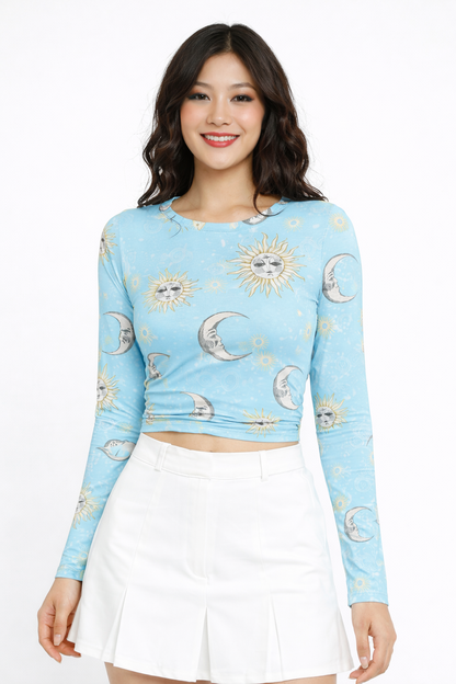 Elegante Crop Top de Manga Larga con Estampado Místico de Soles y Lunas, Espalda Abierta con Delicado Amarre y Detalle de Drapeado Frontal para un Estilo Aesthetic Único.