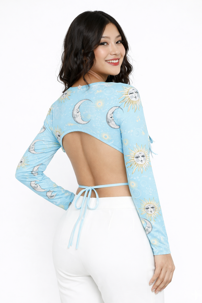 Elegante Crop Top de Manga Larga con Estampado Místico de Soles y Lunas, Espalda Abierta con Delicado Amarre y Detalle de Drapeado Frontal para un Estilo Aesthetic Único.