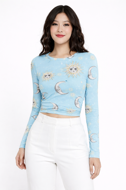 Elegante Crop Top de Manga Larga con Estampado Místico de Soles y Lunas, Espalda Abierta con Delicado Amarre y Detalle de Drapeado Frontal para un Estilo Aesthetic Único.