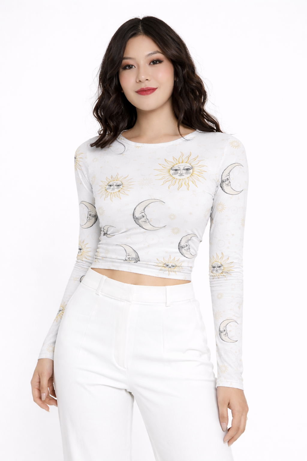 Elegante Crop Top de Manga Larga con Estampado Místico de Soles y Lunas, Espalda Abierta con Delicado Amarre y Detalle de Drapeado Frontal para un Estilo Aesthetic Único.