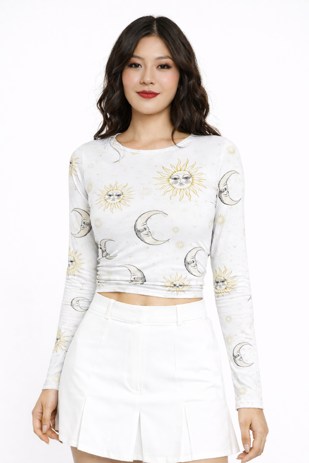 Elegante Crop Top de Manga Larga con Estampado Místico de Soles y Lunas, Espalda Abierta con Delicado Amarre y Detalle de Drapeado Frontal para un Estilo Aesthetic Único.
