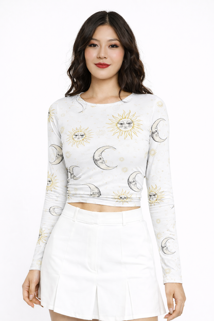 Elegante Crop Top de Manga Larga con Estampado Místico de Soles y Lunas, Espalda Abierta con Delicado Amarre y Detalle de Drapeado Frontal para un Estilo Aesthetic Único.