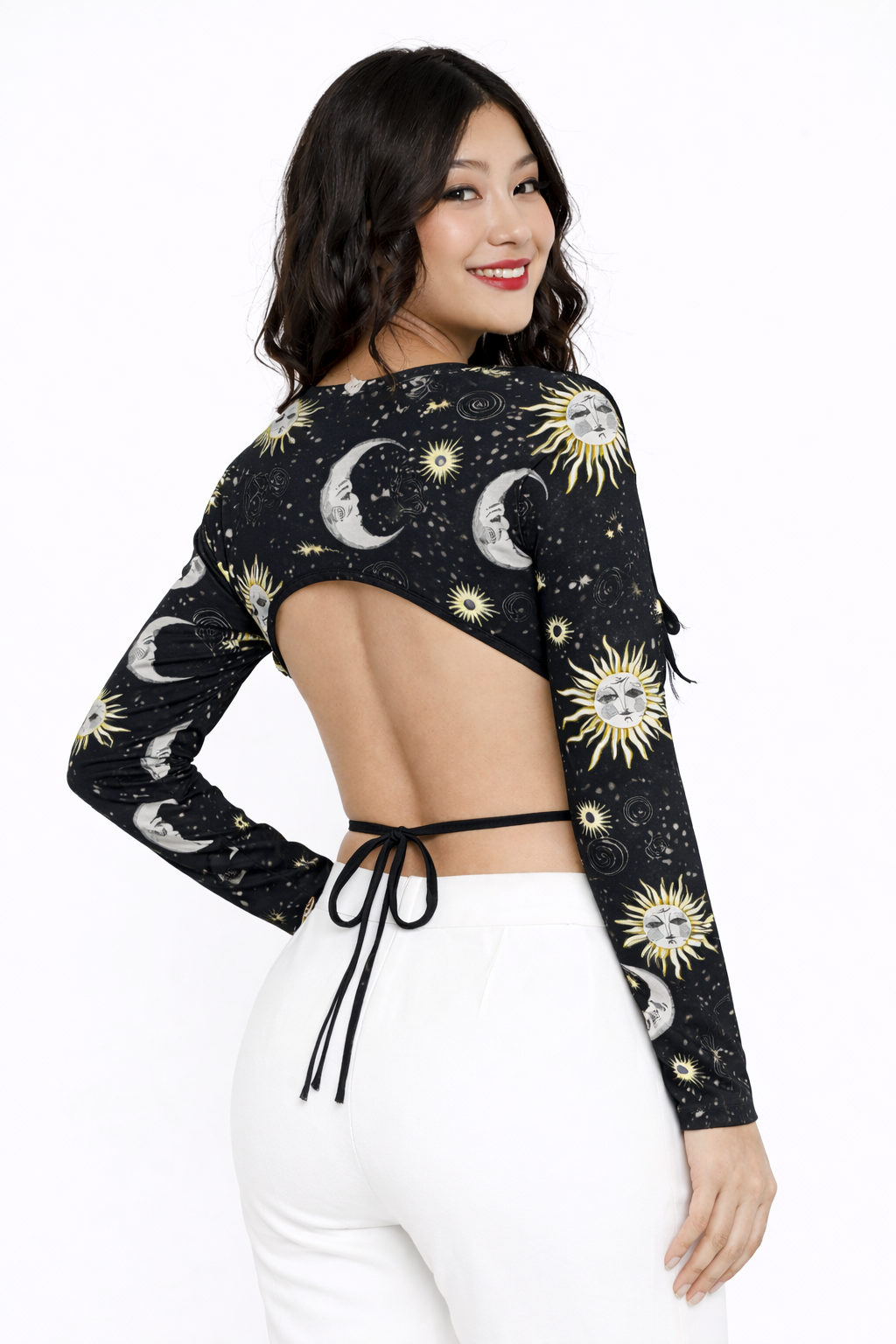 Elegante Crop Top de Manga Larga con Estampado Místico de Soles y Lunas, Espalda Abierta con Delicado Amarre y Detalle de Drapeado Frontal para un Estilo Aesthetic Único.