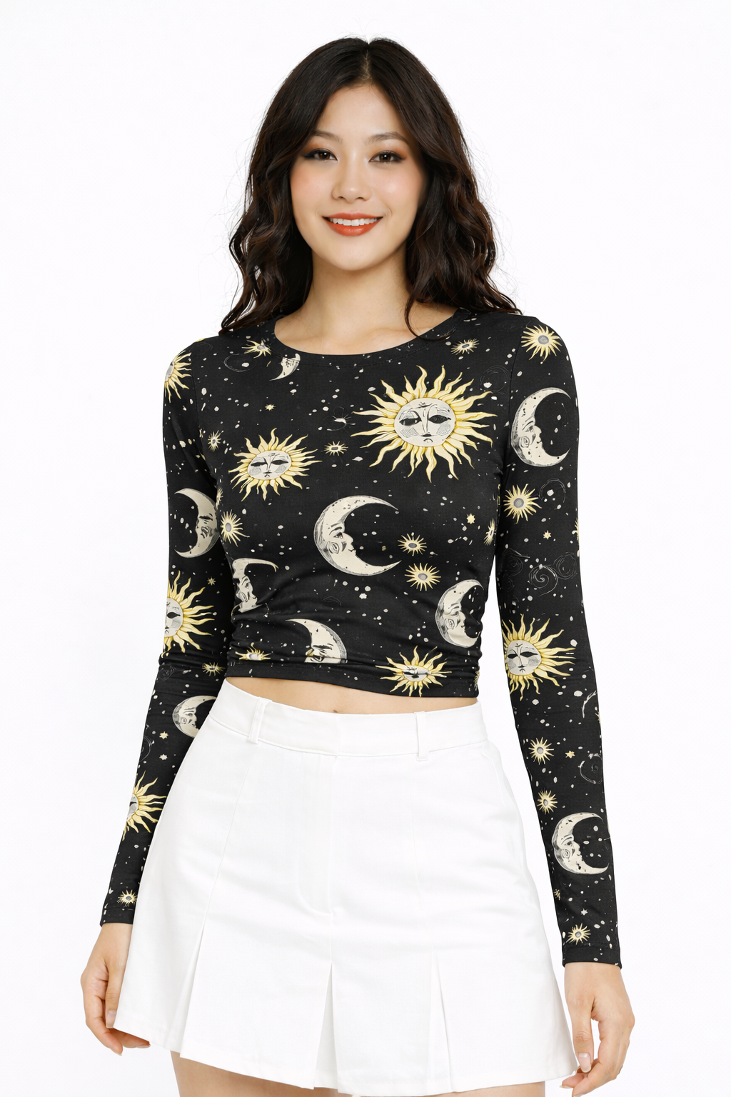 Elegante Crop Top de Manga Larga con Estampado Místico de Soles y Lunas, Espalda Abierta con Delicado Amarre y Detalle de Drapeado Frontal para un Estilo Aesthetic Único.