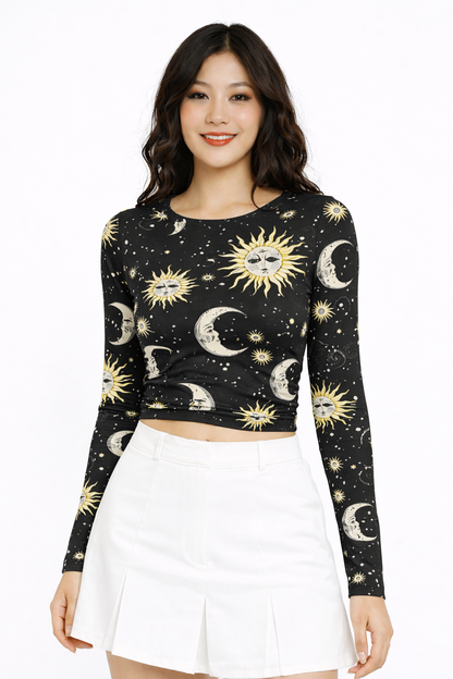 Elegante Crop Top de Manga Larga con Estampado Místico de Soles y Lunas, Espalda Abierta con Delicado Amarre y Detalle de Drapeado Frontal para un Estilo Aesthetic Único.