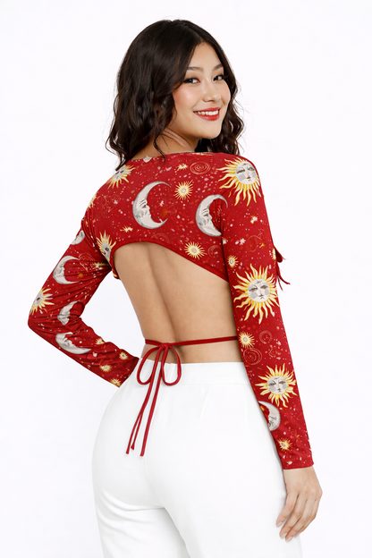 Elegante Crop Top de Manga Larga con Estampado Místico de Soles y Lunas, Espalda Abierta con Delicado Amarre y Detalle de Drapeado Frontal para un Estilo Aesthetic Único.