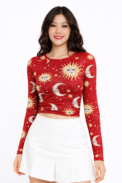 Elegante Crop Top de Manga Larga con Estampado Místico de Soles y Lunas, Espalda Abierta con Delicado Amarre y Detalle de Drapeado Frontal para un Estilo Aesthetic Único.