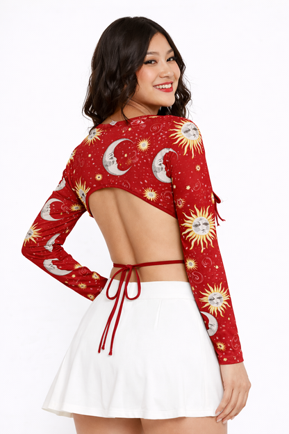 Elegante Crop Top de Manga Larga con Estampado Místico de Soles y Lunas, Espalda Abierta con Delicado Amarre y Detalle de Drapeado Frontal para un Estilo Aesthetic Único.