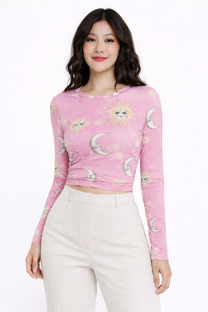 Elegante Crop Top de Manga Larga con Estampado Místico de Soles y Lunas, Espalda Abierta con Delicado Amarre y Detalle de Drapeado Frontal para un Estilo Aesthetic Único.