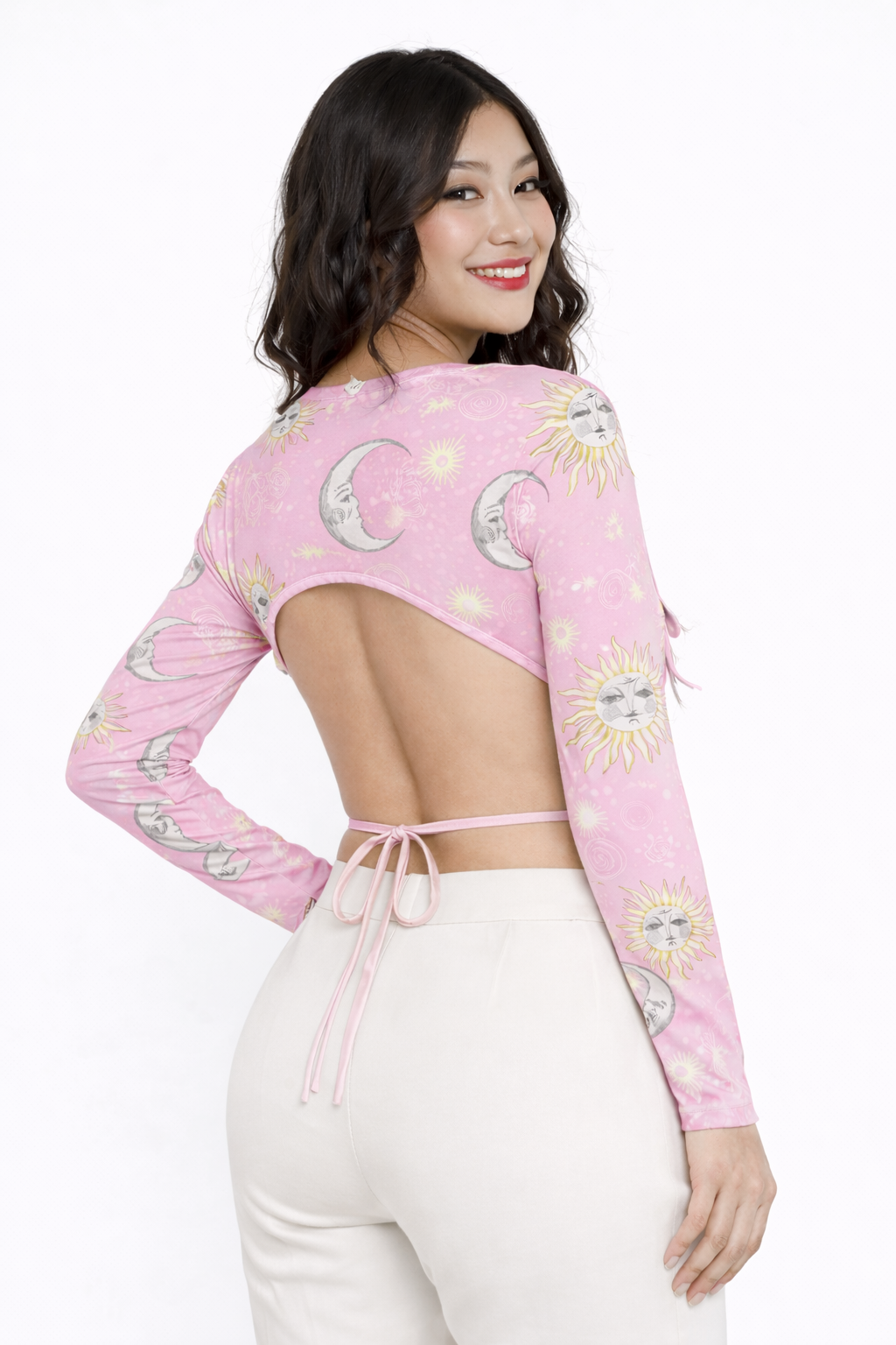 Elegante Crop Top de Manga Larga con Estampado Místico de Soles y Lunas, Espalda Abierta con Delicado Amarre y Detalle de Drapeado Frontal para un Estilo Aesthetic Único.