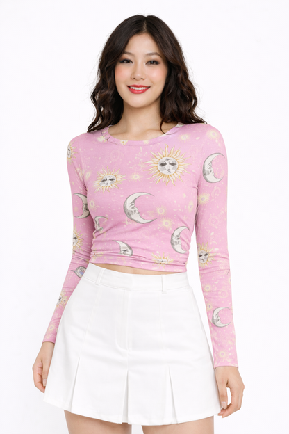 Elegante Crop Top de Manga Larga con Estampado Místico de Soles y Lunas, Espalda Abierta con Delicado Amarre y Detalle de Drapeado Frontal para un Estilo Aesthetic Único.