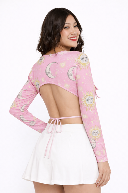 Elegante Crop Top de Manga Larga con Estampado Místico de Soles y Lunas, Espalda Abierta con Delicado Amarre y Detalle de Drapeado Frontal para un Estilo Aesthetic Único.