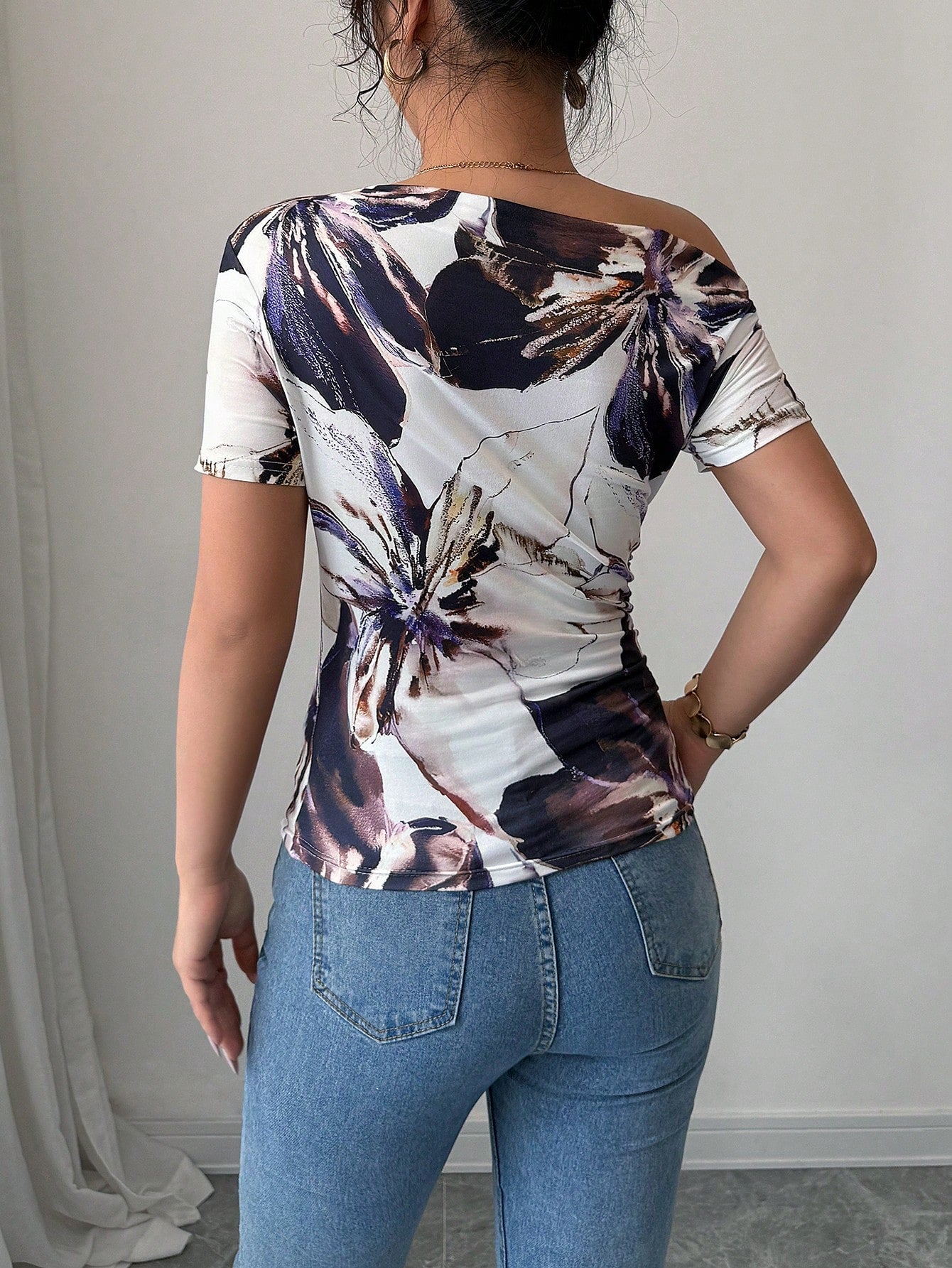Chiquease Camiseta casual de mujer con estampado floral asimétrico y manga corta