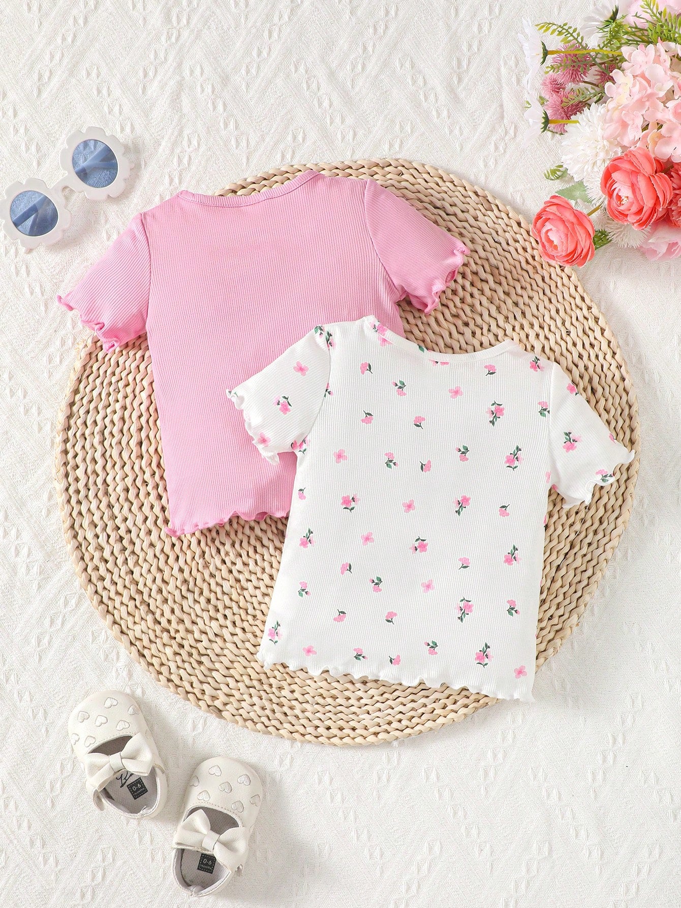 Conjunto casual de verano de 2 piezas para niña bebé: Parte superior con patrón floral y bordes de volantes de unicolor